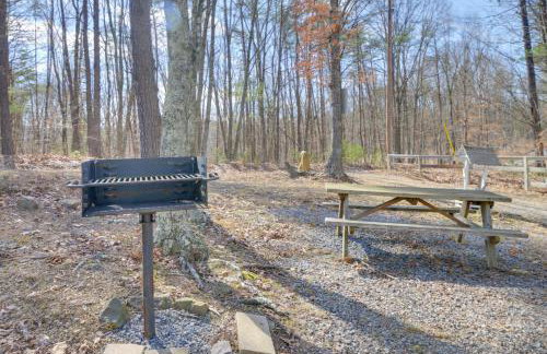 Mountain Retreat with Loft, Fire Pit, and Grill - Foto 25