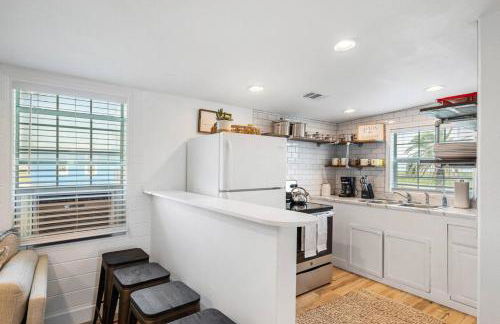 Beach Bungalow with Gorgeous Deck, Close to Beach - Foto 9