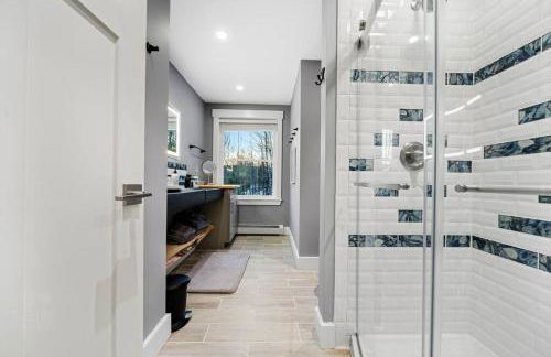 New Sunday River Ski Retreat with Hot Tub Spa - FirePit Sleeps 16 - Foto 58