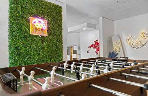 Comfort, Fun, & Charming - 5BR Oasis with Pool - Foto 49