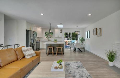 Stylish Bellevue Retreat - Photo 24