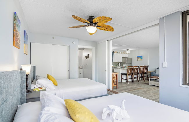 Partial Ocean View Condo with 2 Beds and Parking - Foto 21