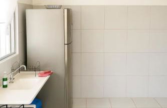 Casa Confortável com duas vagas de garagem e ótima localização - Foto 14