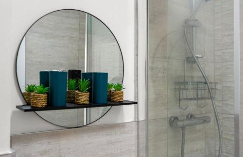 Stylish Innsworth home with garden & parking - Photo 19