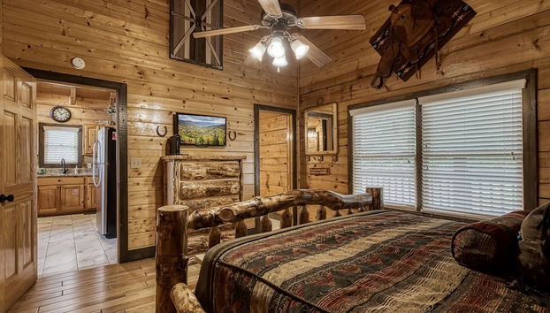 Ern858 - Eagles On High - Great Location! Close To All The Action! 3 Bedroom Cabin by RedAwning - Foto 4, Habitación