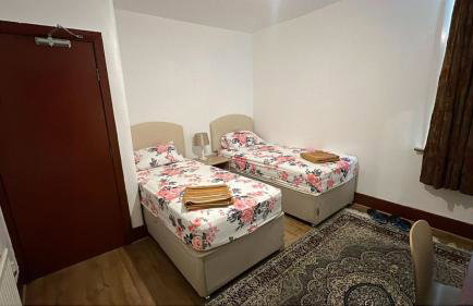 LARGE SELF CATERING HOUSE WITH WiFi CLOSE TO TRANSPORTS - Photo 28