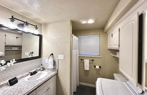Near Downtown- Kitchen-washerdryer-parking - Foto 28