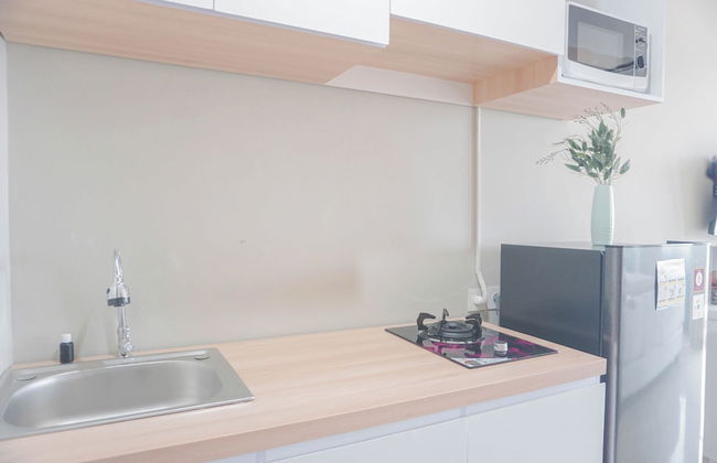 Homey Living and Well Designed Studio Room at Royal Sentul Park Apartment - Foto 8