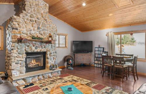 Spacious 4BR Cabin • Sleeps 12 • Games •Near Dells - Foto 7