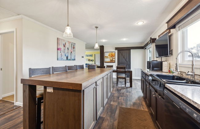 Sunsets & Serenity: Port Clinton Waterfront Stay 3 Bedroom Home - Photo 11