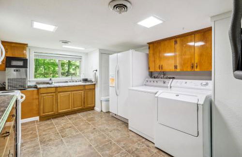 Secluded Lakefront Escape w Private Dock, 600ft Shoreline and Views, Sleeps 13 - Foto 13