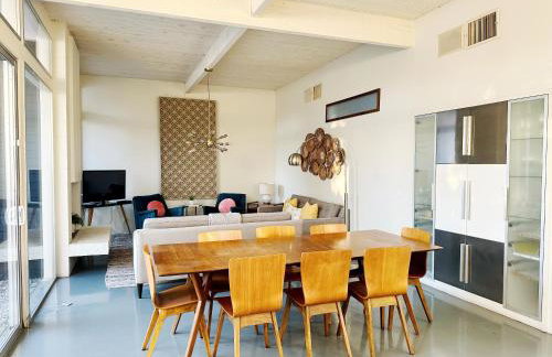 Retro Rendezvous Pool and Spa MidCentury Modern Home - Foto 45