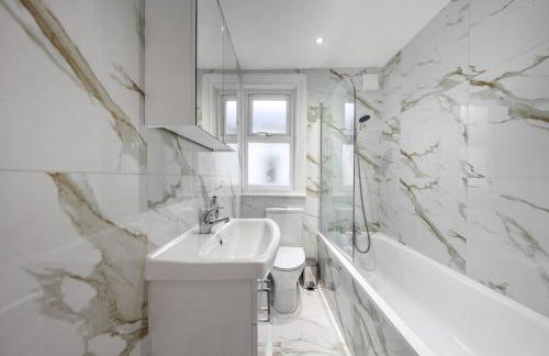 Brand New Cricklewood Zone 2 Modern Home - Foto 15