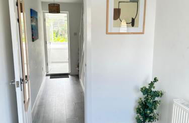 Cozy Family House 10 min from Manchester Airport - Photo 24