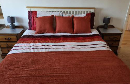 Spacious 5 Bedroom 11 Guest Family House in Horsham - Photo 11