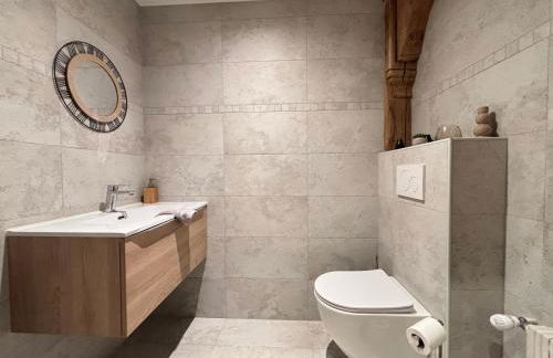 Chant des mouettes Maison rénovée spacieuse tout confort grand jardin belle terrasse aménagée parking 8 personnes 4 sdb 5 wc à 10 mn à pied de la mer Port en Bessin tous commerces restaurants proche Omaha Beach - Photo 27