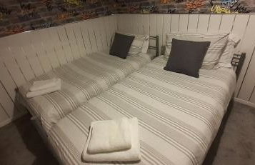 Ladbury House in Walsall near M6, Walsall Uni and Hospital, with free parking and easy access to Birmingham city centre and West Bromwich, only 20 mins to NEC and Birmingham airport, 15 mins to Villa Park, Great for contractors! - Foto 36