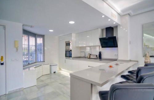 Marbella Luxury Home with Games Room & Sea Views - Photo 13