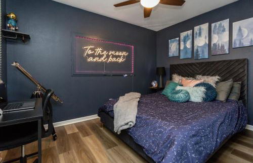 Near Drake/Downtown packed w/Amenities - Hot Tub - Movie Theater - Photo 24