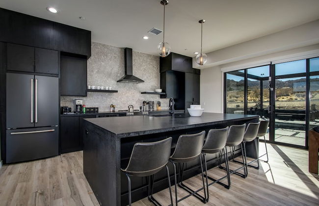 Luxe Modern Escape w Pool Hot Tub Firepit Desert View Lassen by Avantstay - Photo 12