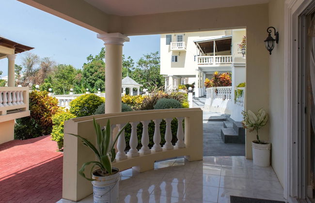 The Royal Kensington Villa - Photo 6