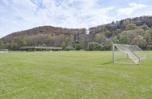 Hike and Fish Marlinton Cabin with Fire Pit and Views! - Foto 36