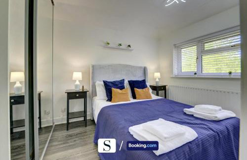 LastMinOffer 10pc Off I A Lovely Executive Home for Families or Contractors I A Lovely Garden and Parking Space I Wifi I Early check-in or Long Term Rates Available I SILVA Short Term Lets 4 out of 5 from over 650 stays - Photo 18