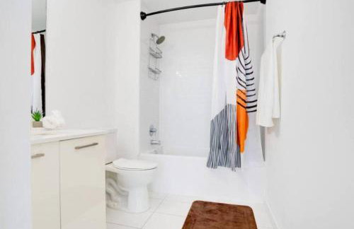 Sun-Splashed 1BR Condo unit in DWTN Miami with WFH - Foto 22
