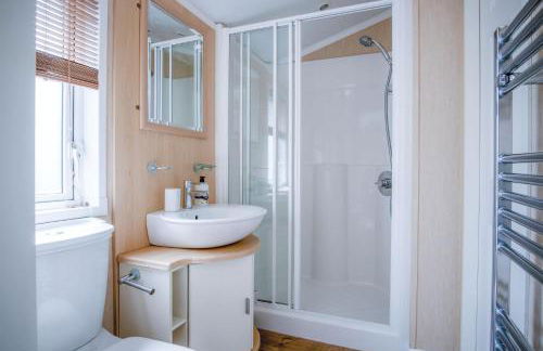 Manor 5 Lodge - 2 Bedroom Lodge - Pendine - Photo 16