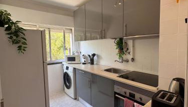 2BR Estoril Apartment - Near Estoril Beach & Cascais - Sleeps 4 - Foto 4, towels, stove