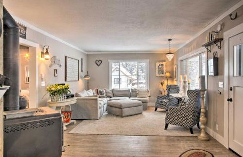 Modern Farmhouse with Movie Room - 6 Mi to Lake! - Foto 5