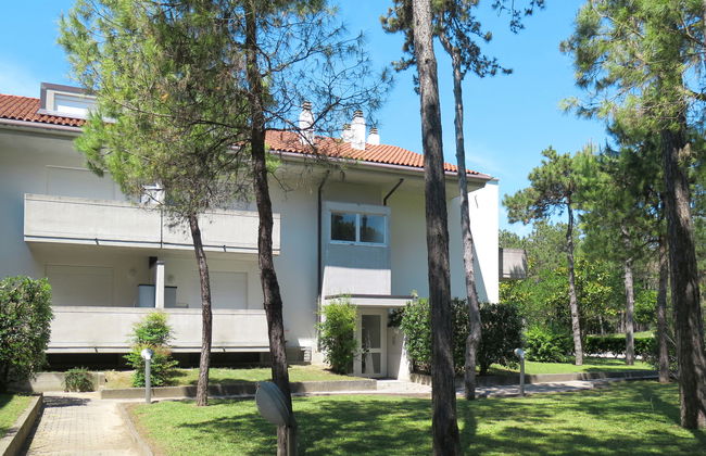 2 bedroom Apartment in Lignano Sabbiadoro with swimming pool and garden - Photo 2