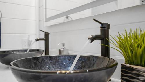 Diamond Cabin w/ jet shower & secluded back deck! - Foto 2