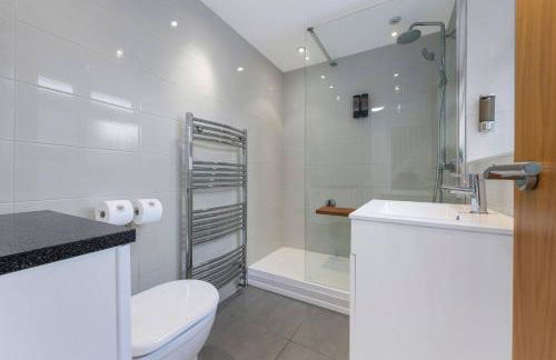 Metrolink Steps Away • Fast City & Airport Links - Foto 19