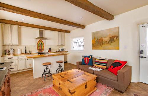 Historic Adobe Casita Downtown Specious 620 Sq Ft, King Bed and Patio - Foto 1