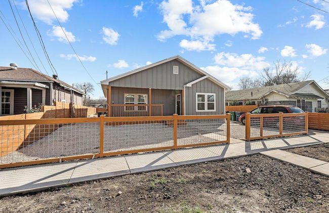 Retreat to a Brand-new Downtown Home 4br/3ba! - Photo 25