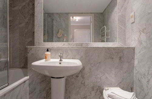 Bright, Modern One-bed With Stunning View of Thames - Foto 38