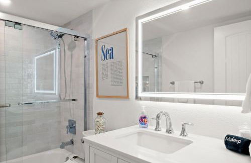 Serenity Shores Renovated Top Floor Condo w Stunning Ocean Views - Foto 31