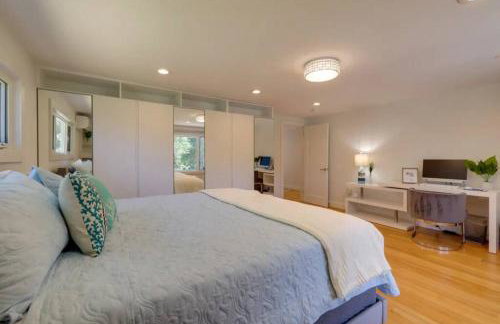 Cape Cod Home w/Ocean View, Roof Top, Pool & Hot Tub - Photo 16