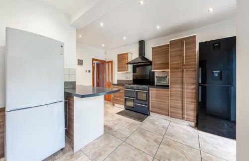 Barnet Serviced Accommodation - Elegant 5-Bedroom Home, Just a 7-Minute Stroll from High Barnet Station - Book Your Stay Today!" - Foto 7