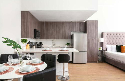 Bright 2BR Loft Sleeps 7 with Full Kitchen and Fast WiFi - Foto 3