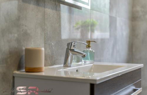 Comfortable 1-Bed House, Sleeps 4, Fast Wi-Fi with Private Garden and Free Parking - Foto 13