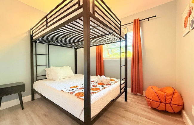 Spacious Modern King bed Game Room More - Photo 5