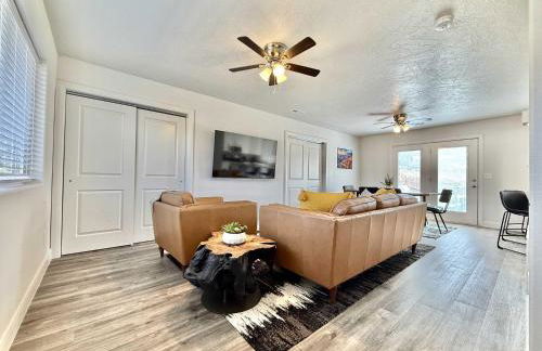 Updated townhouse just minutes from Zion with hot tub - Foto 8