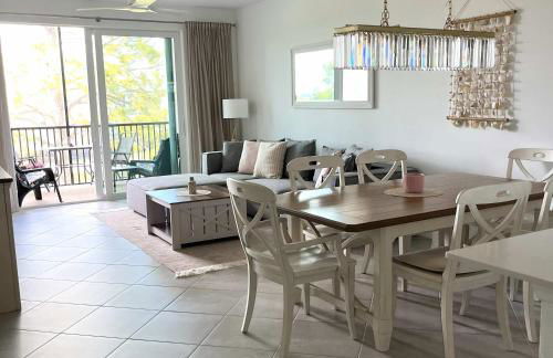 Stylish 3rd-Floor Condo with Golf Course Views - Foto 11