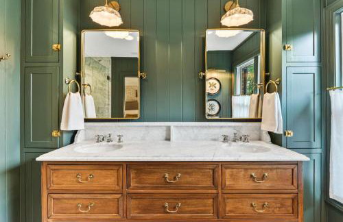 Updated and Spacious Home with Huge Yard Office and Decks - Foto 8