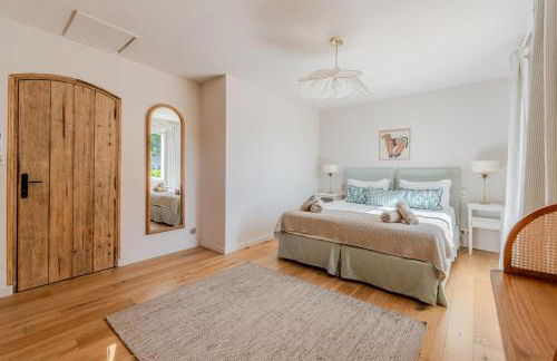 Gorgeous village home with heated pool, ideally located - Foto 21