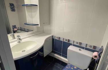 Studio refait à neuf avec balcon - Famille - Parking couvert - Foto 16