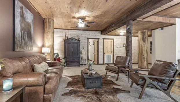 The Log Palace Private Guest Suite 2 Bedroom Cabin by RedAwning - Foto 5, Zona de estar