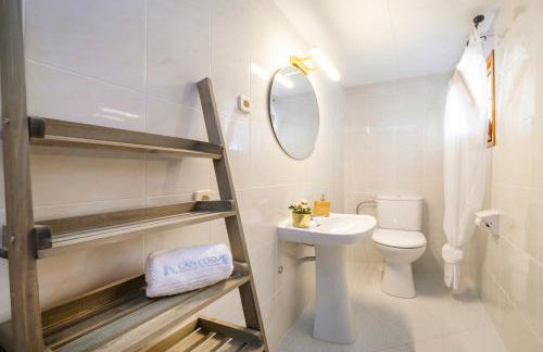 21 Sleeps Private Pool Villa & BBQ Near Barcelona - Foto 48